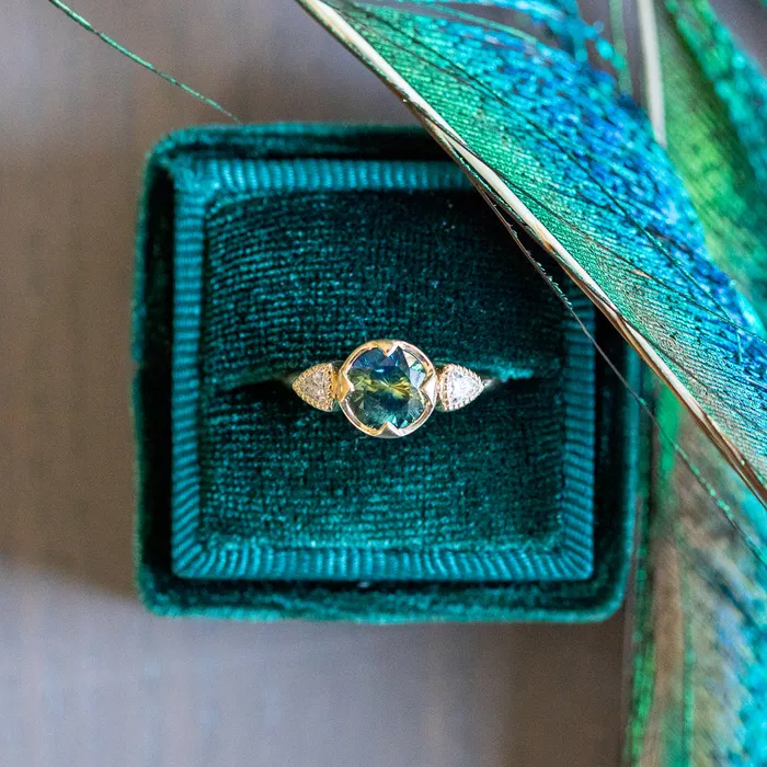 Anueva Jewelry Rings 139ct Australian Parti Sapphire Three Stone Compass Set Low Profile Milgrain Antique Ring in 14k Yellow Gold