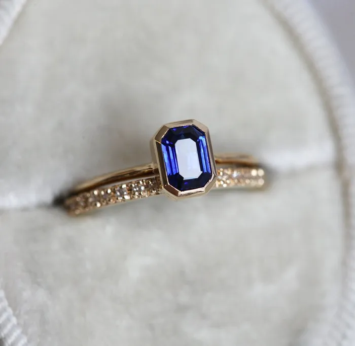 Rings Capucinne Gul Emerald Cut Sapphire Solitaire Ring